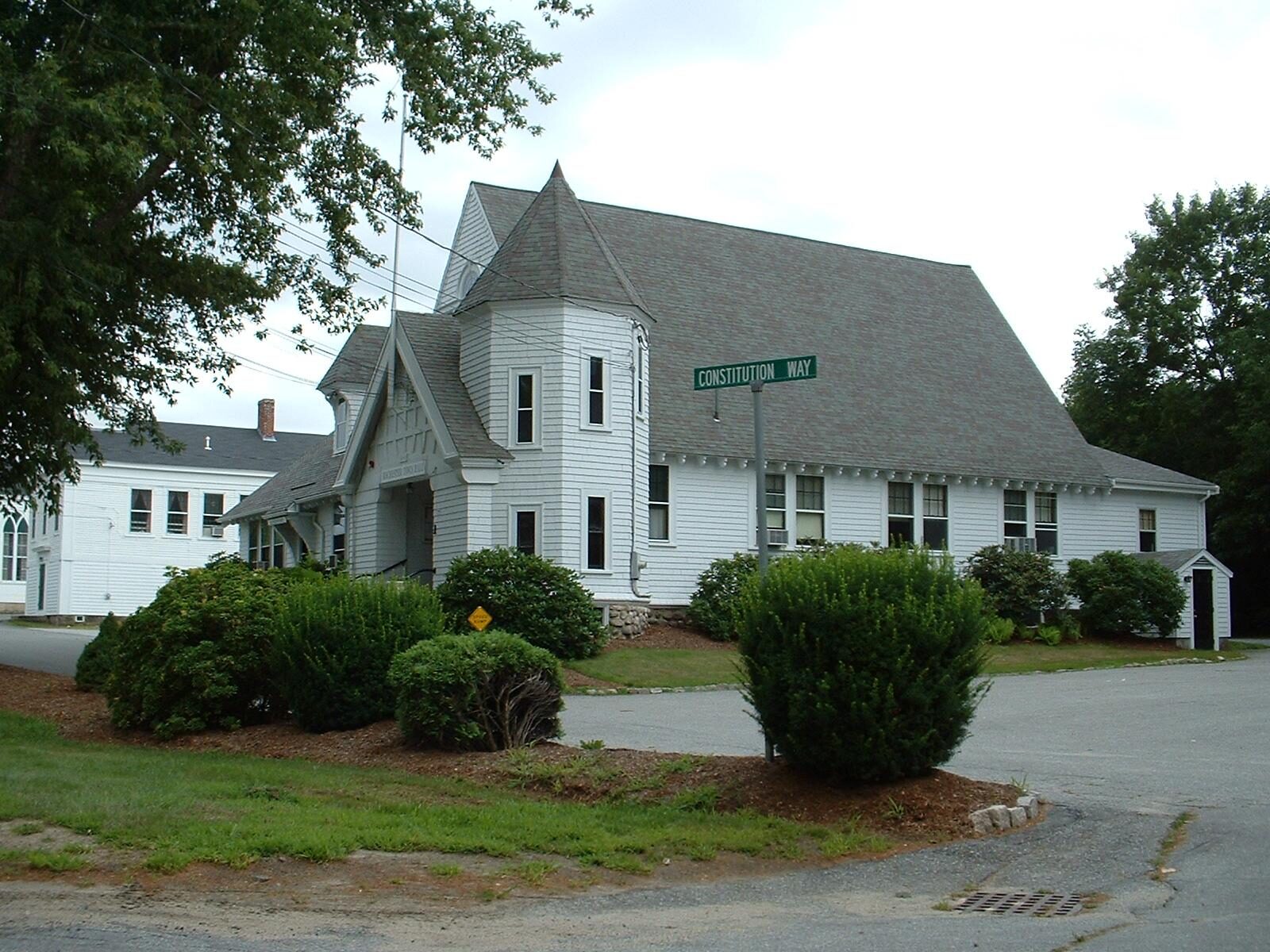 Rochester Town Hall, a white building with a steep gable at the north end of the common